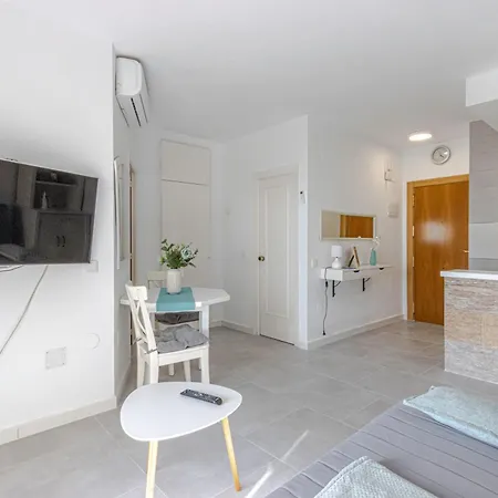 New Wonderful Holidays Benalbeach Appartamento *